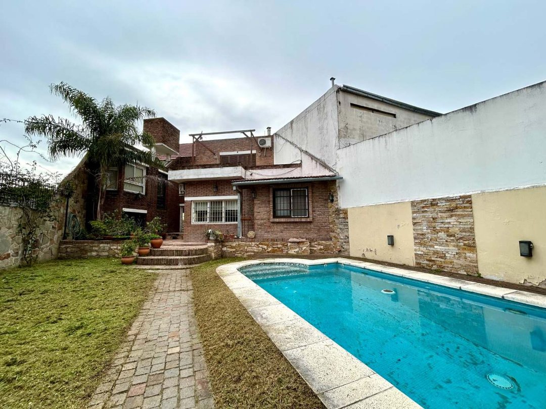 VENTA CASA 6 AMBIENTES M CORONADO PILETA Y COCHERA