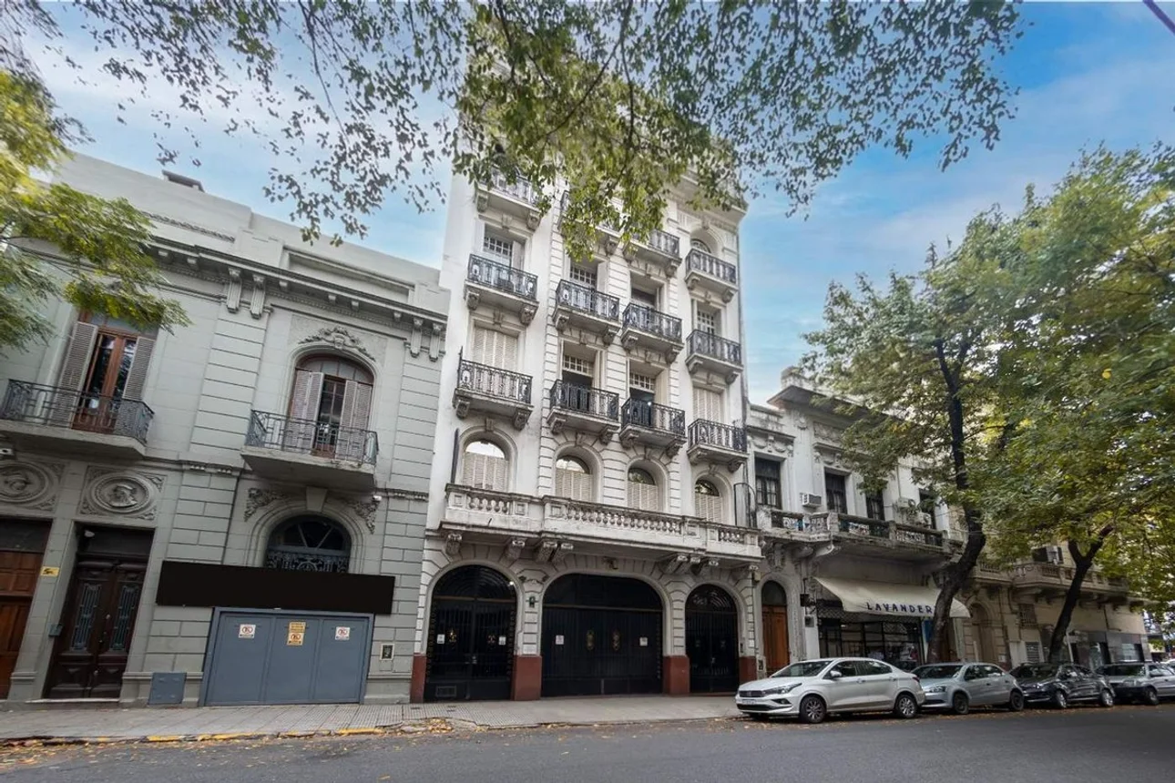 Departamento de 5 ambientes en venta en Balvanera, Venezuela 1800