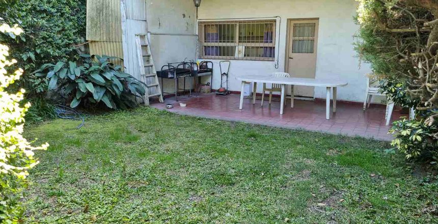 VENTA PH 3 AMBIENTES PLANTA BAJA JARDÍN COCHERA.