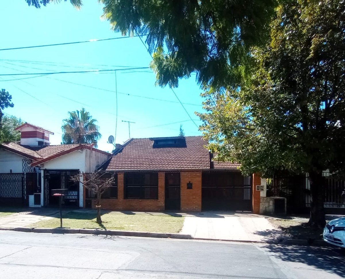 CASA VENTA 4 AMBIENTES CASTELAR
