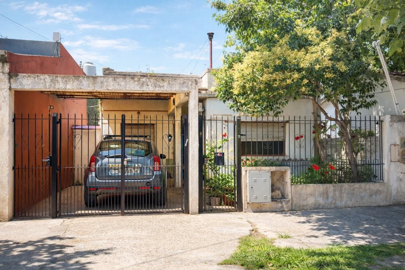 Casa de 7 ambientes en venta en Sarandí, Mansilla 2700