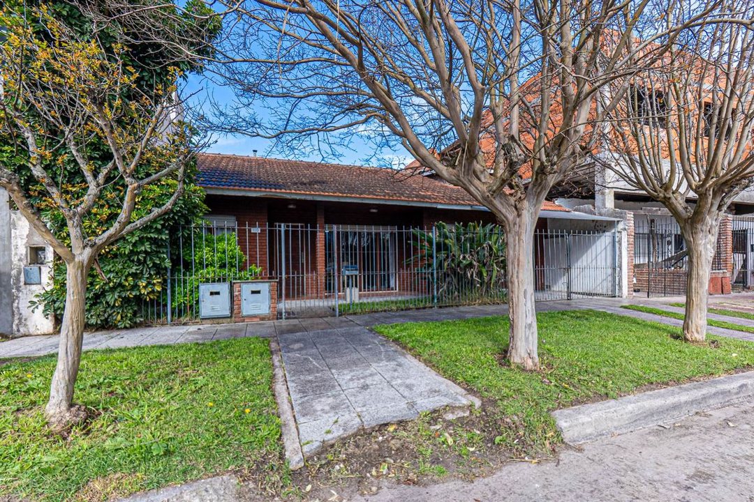 VENTA - Casa 4 ambientes con cochera y parque