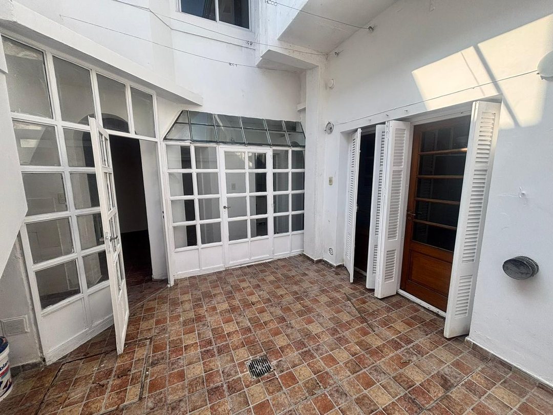 Alquiler casa pasillo 1 dormitorio, patio-s/expens