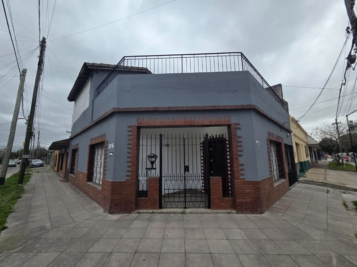 Casa de 3 ambientes en venta en Bernal Oeste, Ameghino 1800