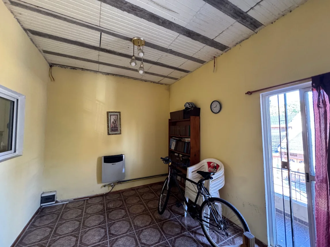Casa de 5 ambientes en venta en Lomas del Mirador, Calle Jose E. Rodo 300, foto 2