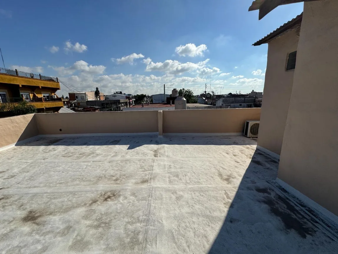 Casa de 5 ambientes en venta en Lomas del Mirador, Calle Jose E. Rodo 300, foto 5