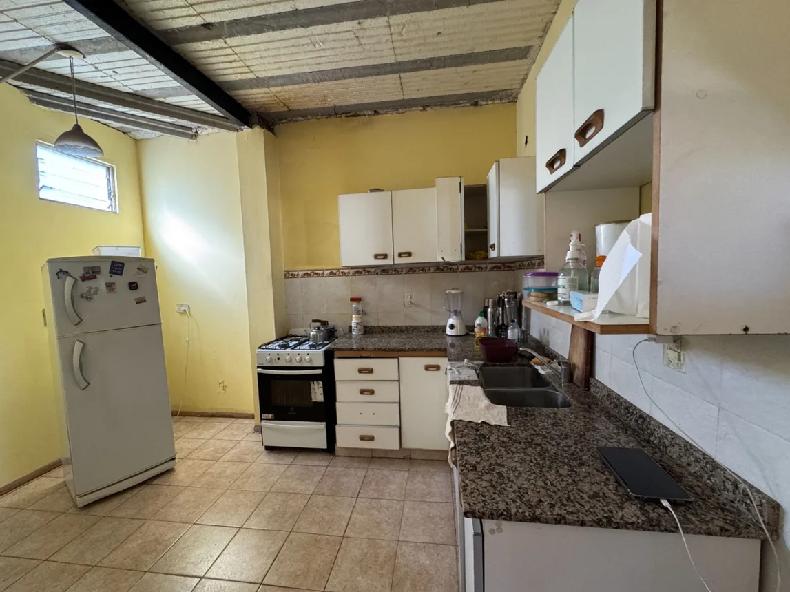 Casa de 5 ambientes en venta en Lomas del Mirador, Calle Jose E. Rodo 300