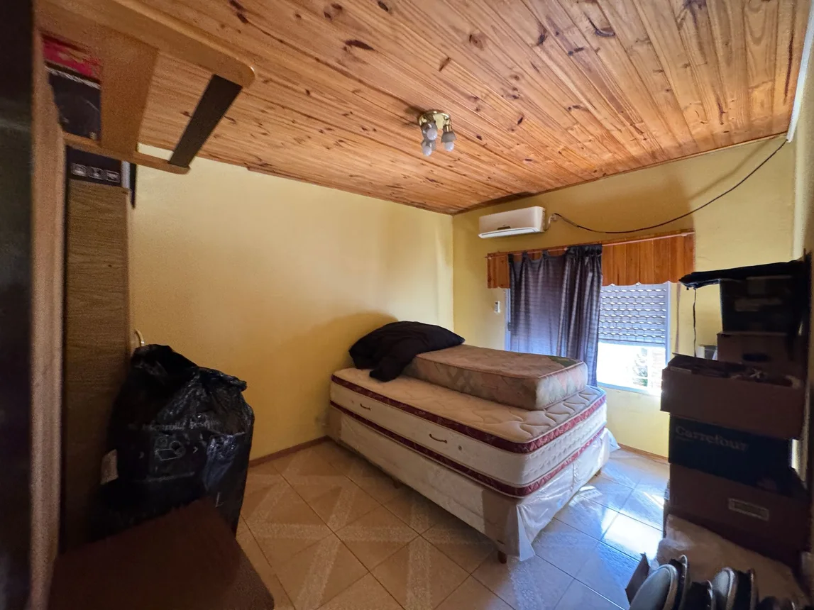 Casa de 5 ambientes en venta en Lomas del Mirador, Calle Jose E. Rodo 300, foto 3