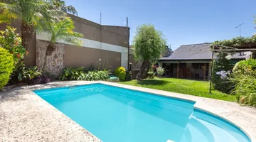 VENTA CASA 5 AMB C/PARQUE/PILETA/COCHERA-PERMUTA