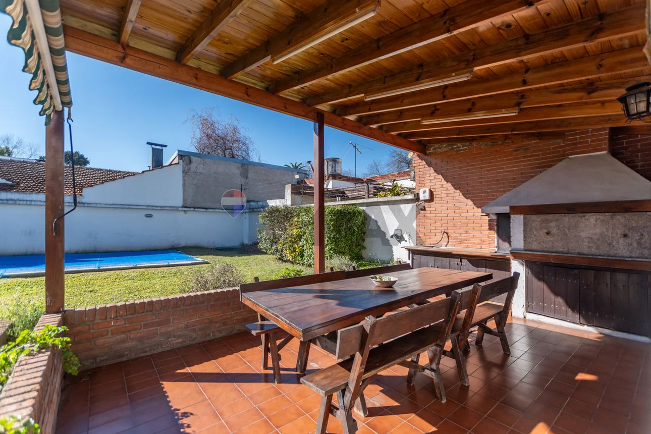 Casa de 4 ambientes en venta en Adrogué, Drumond 1100