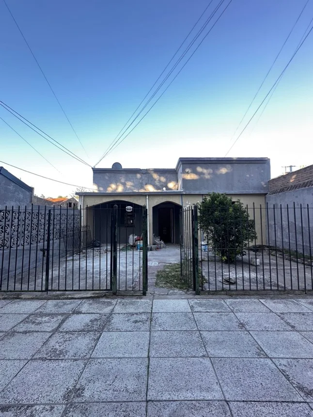 Casa de 3 ambientes en venta en Temperley, Avenida Juan Bautista Vago 400
