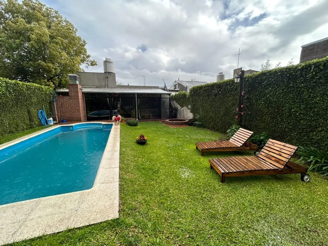 Casa de 5 ambientes en venta en Castelar, Santo Domingo 100