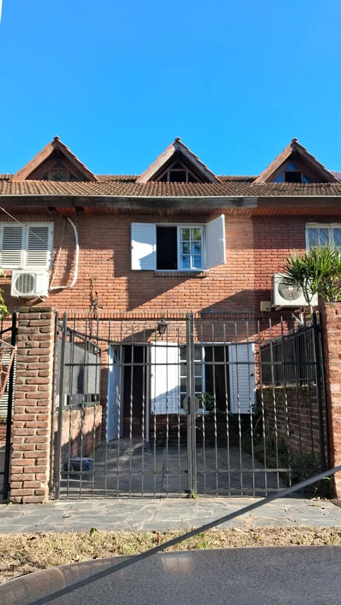 Casa dúplex de 3 ambientes en venta en Villa Luzuriaga, Lartigau 4200