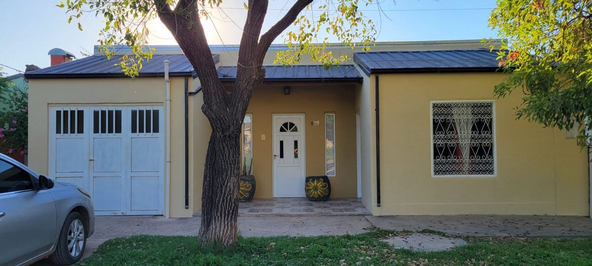 Se vende amplia casa en el centro de Villa Minetti