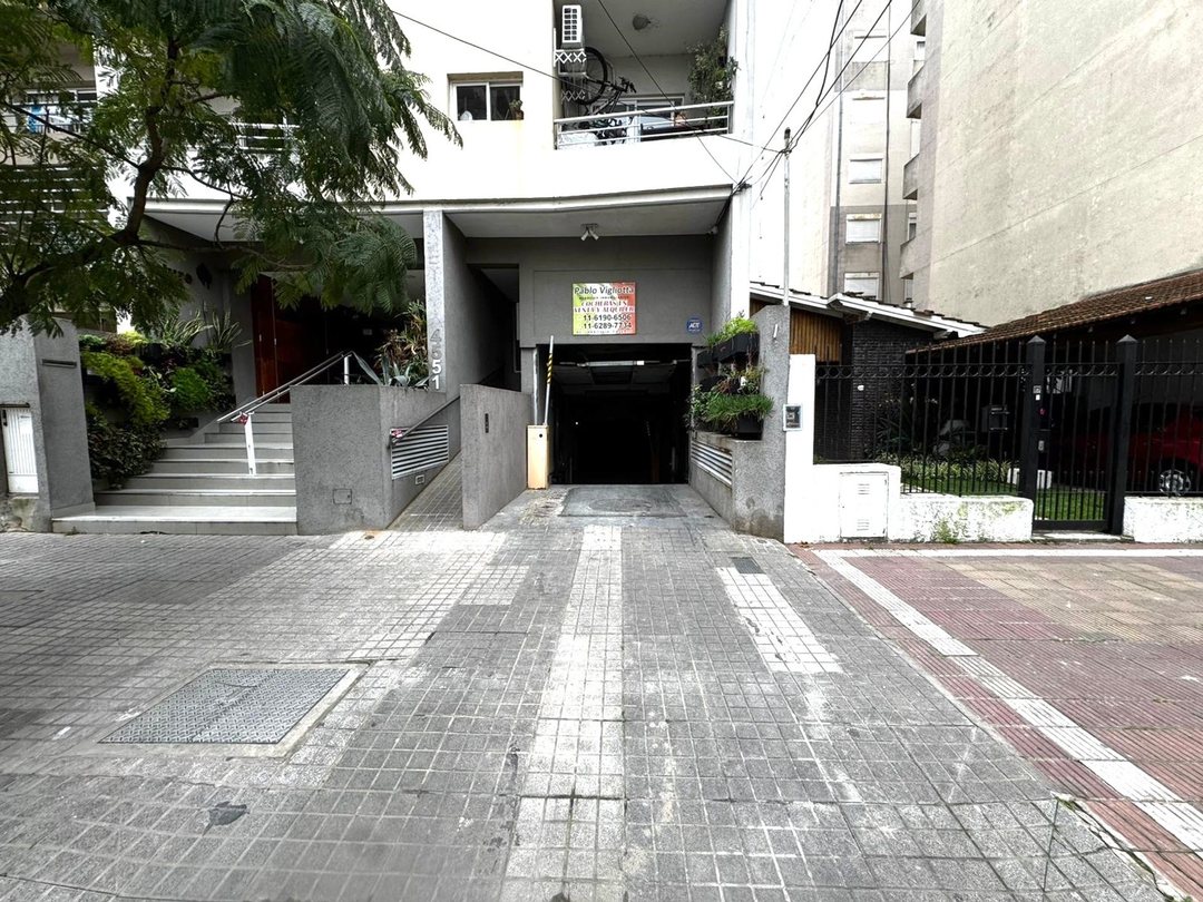 Venta cochera cubierta financia caseros
