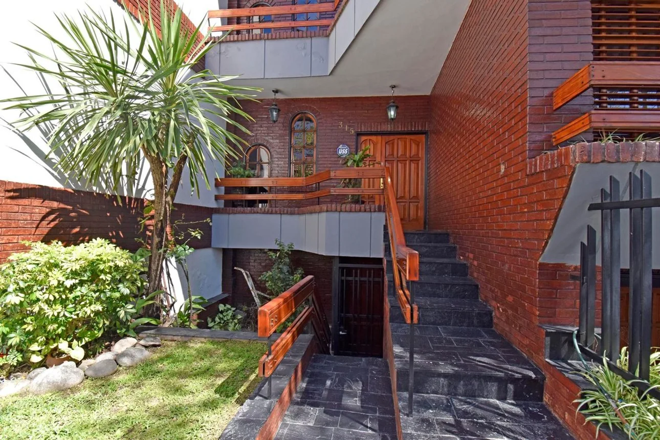 Casa tríplex de 6 ambientes en venta en Parque Patricios, Trole 300, foto 3