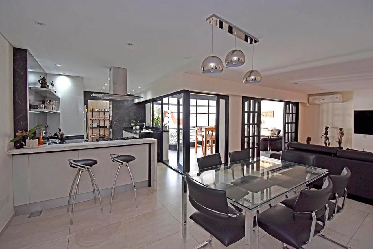 Casa tríplex de 6 ambientes en venta en Parque Patricios, Trole 300