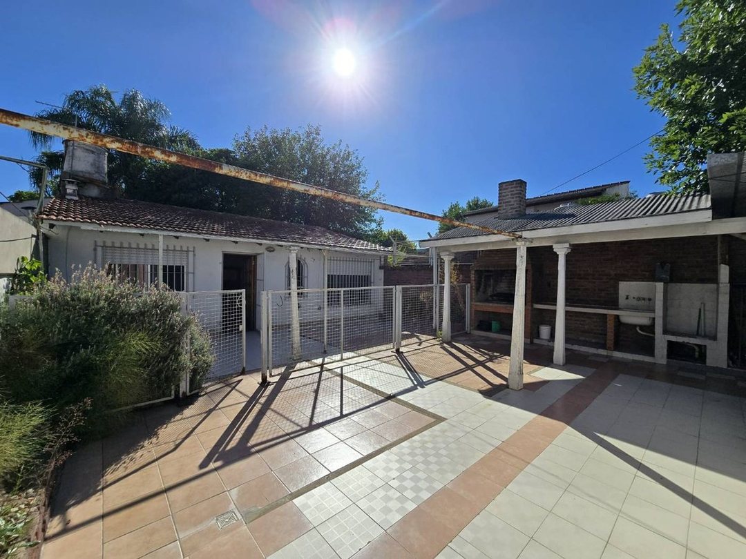 CASA 4 AMBIENTES EN VENTA EN LANUS COCHERA