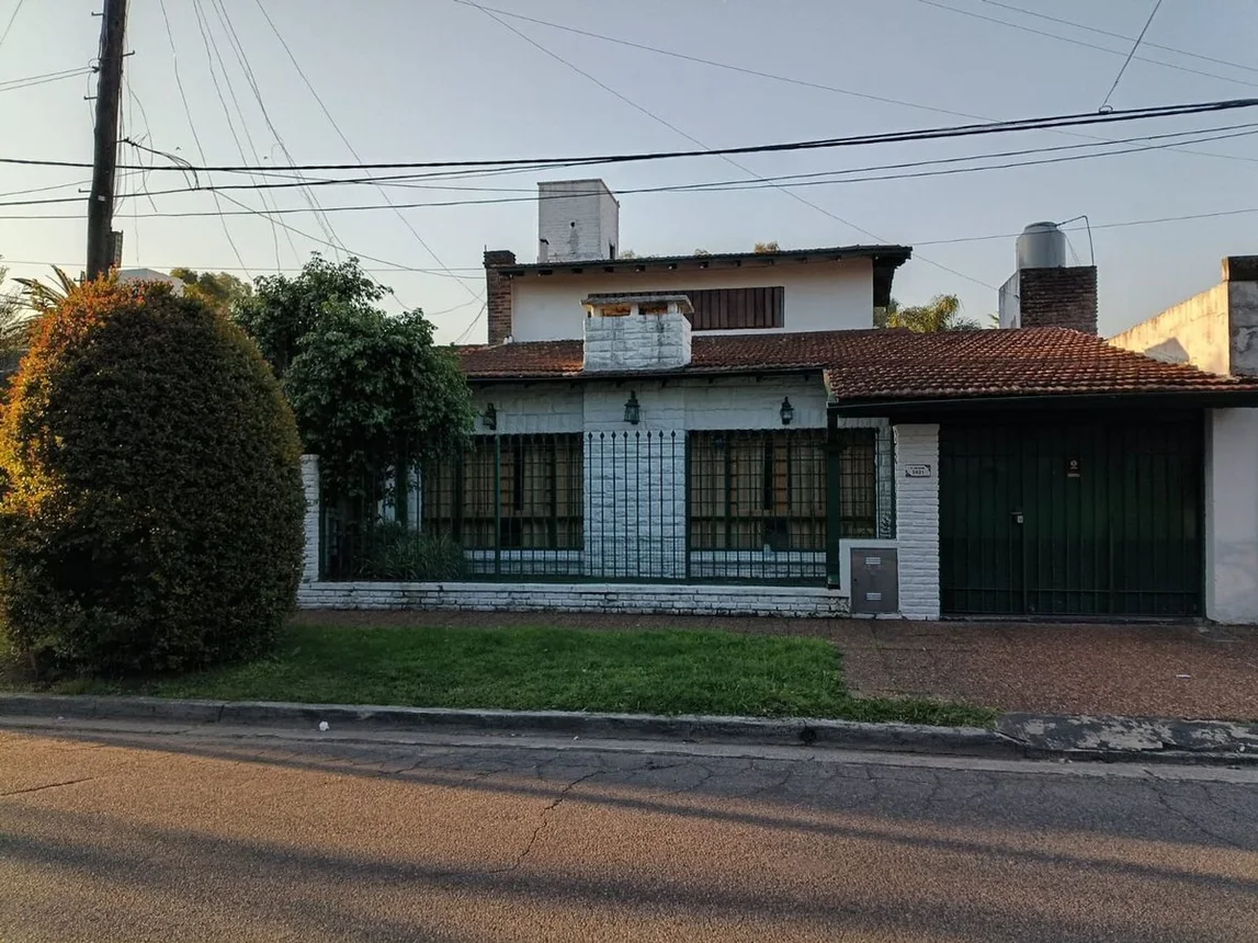 Casa de 3 ambientes en venta en Castelar, Pedro Goyena 3500
