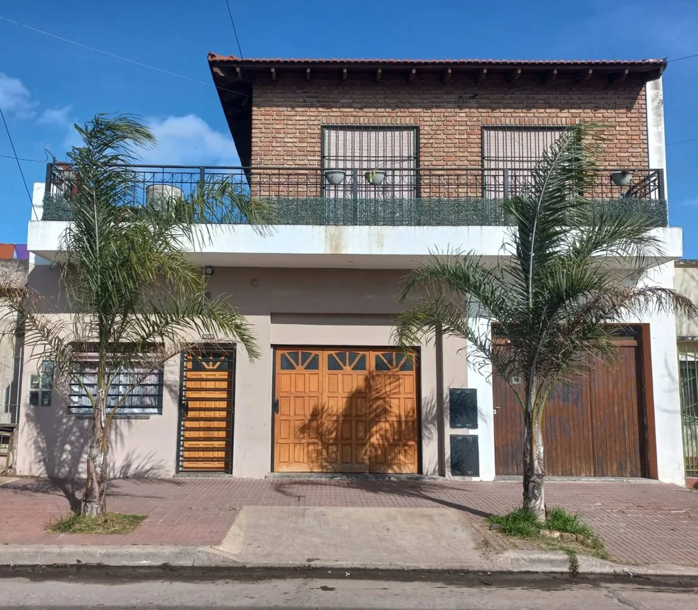 Casa dúplex de 6 ambientes en venta en González Catán, Castañares 4000