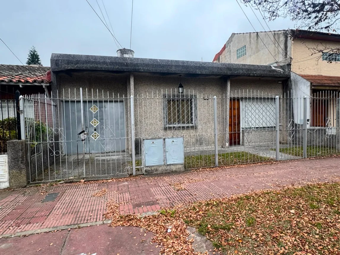 Casa de 4 ambientes en venta en Wilde, Oroño Nicasio 6500