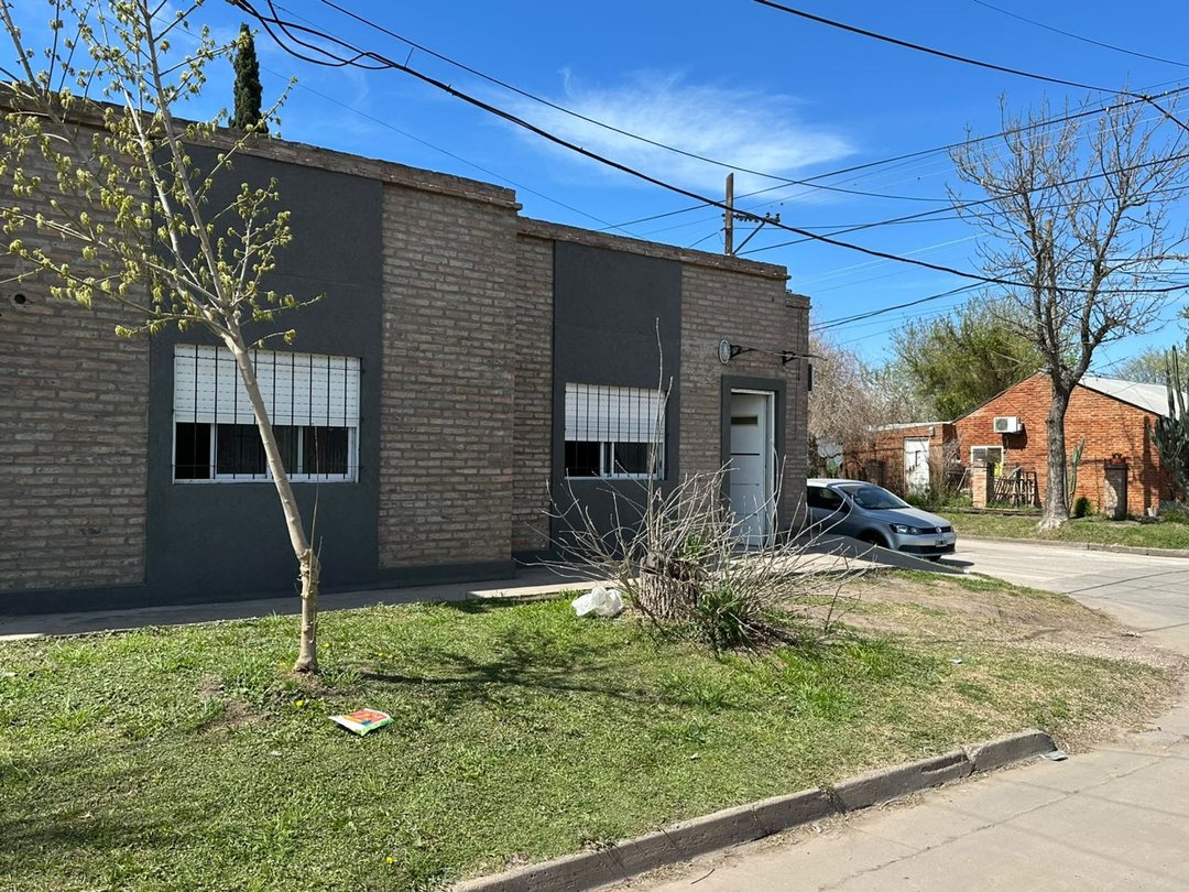 VENTA CASA DE 2 DORM COCHERA Y PATIO EN ROLDÁN