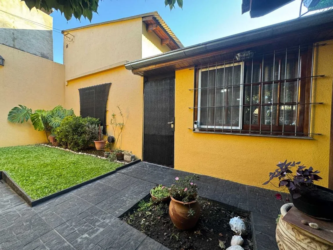 Casa en venta en Villa Luzuriaga, foto 2