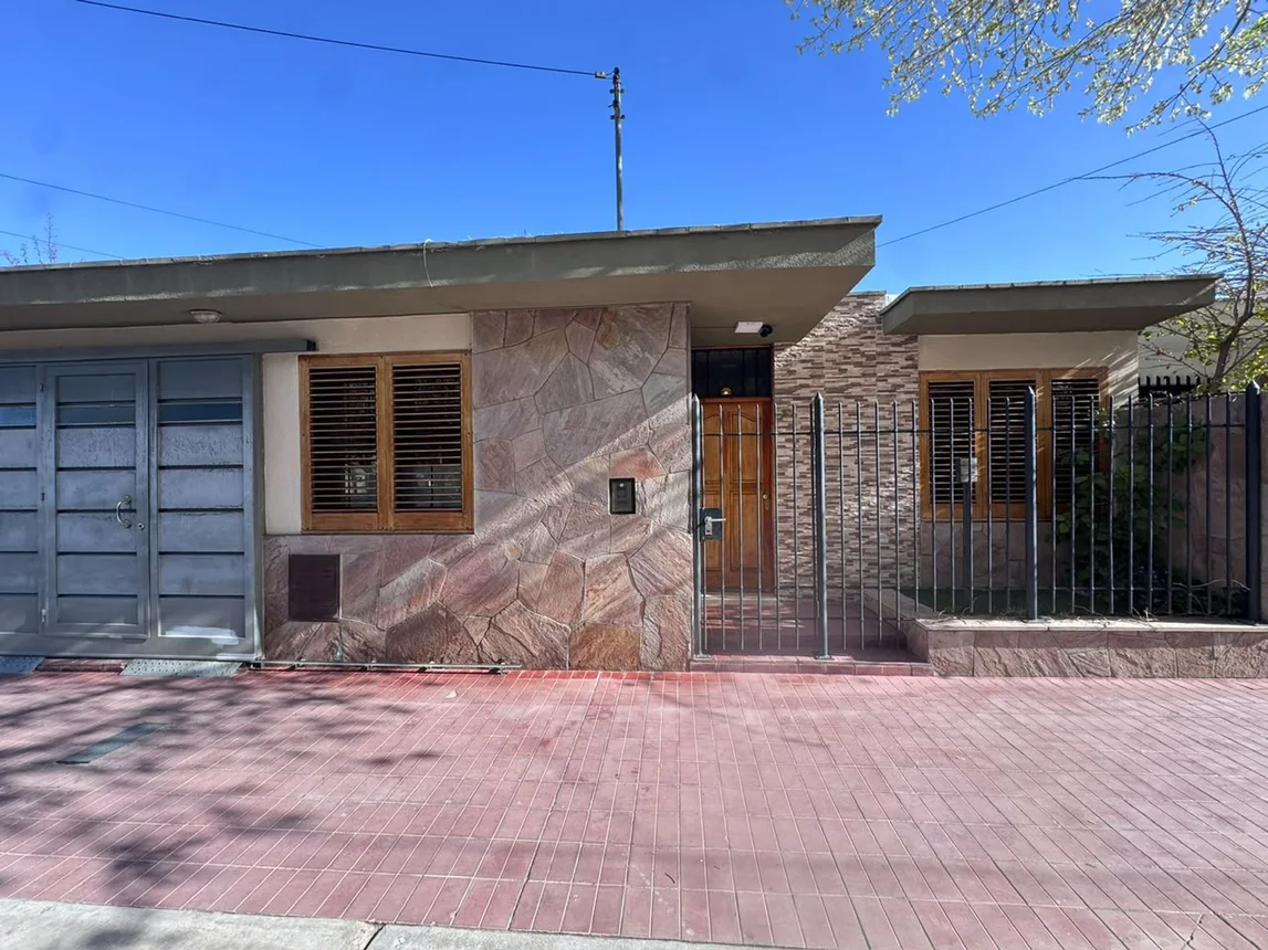 Casa de 4 ambientes en venta en Godoy Cruz, Domingo Matheu 1800