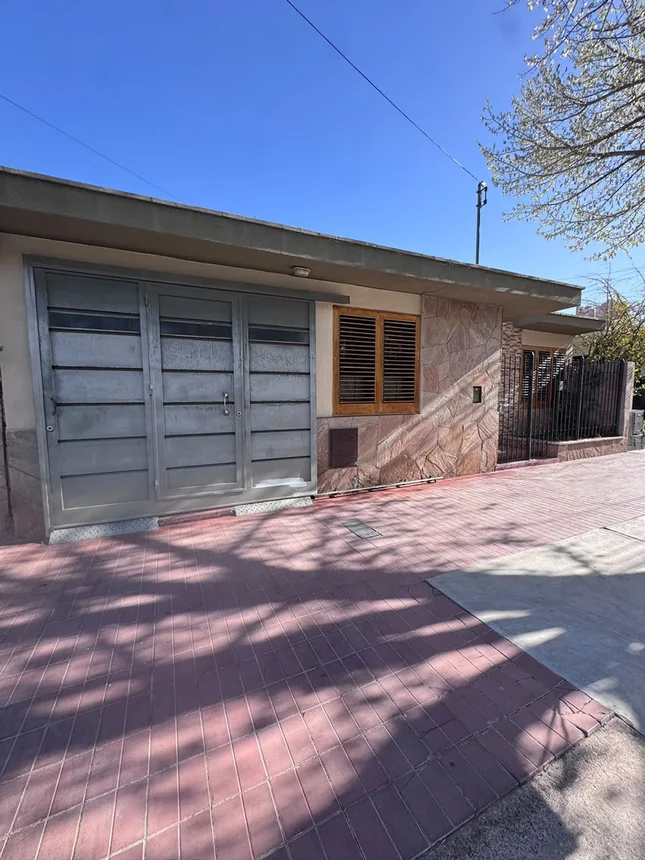 Casa de 4 ambientes en venta en Godoy Cruz, Domingo Matheu 1800, foto 2
