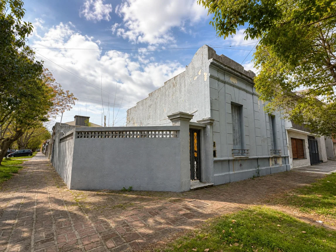 Casa de 6 ambientes en venta en Banfield, Martín Capello 400