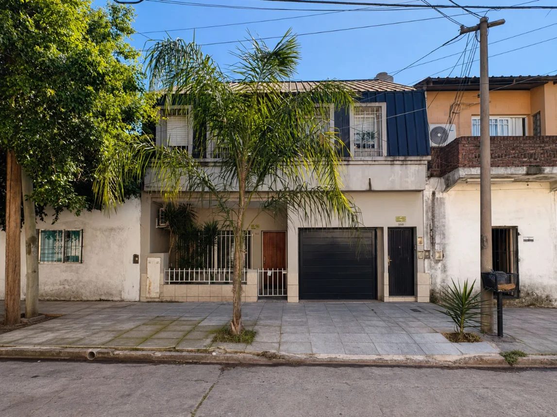 Casa de 6 ambientes en venta en Lomas del Mirador, Melo 900