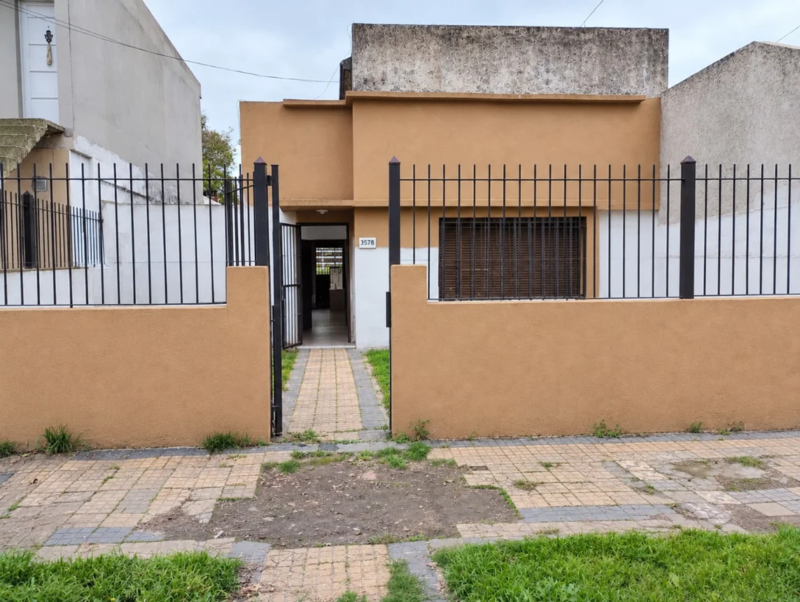 Casa de 3 ambientes en venta en Remedios de Escalada, Elias Vedoya 3500