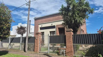 Casa 3 dormitorios en venta La Plata con pileta.