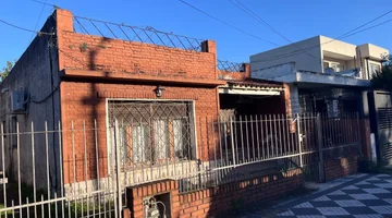 CASA 4 AMBIENTES EN VENTA MONTE GRANDE CENTRO