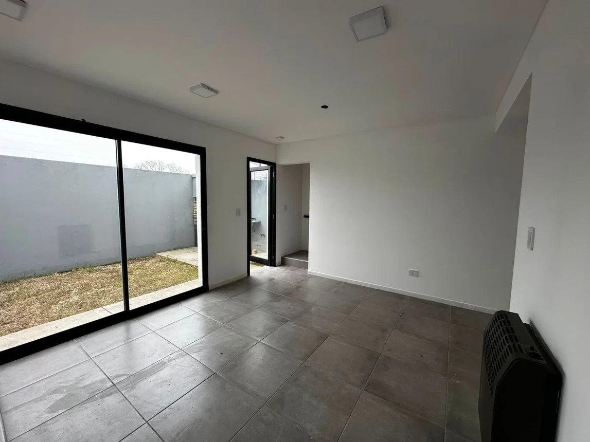 Duplex en venta los hornos 2 dormitorios cochera, foto 5