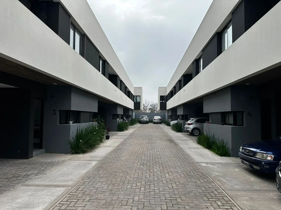 Duplex en venta los hornos 2 dormitorios cochera, foto 2