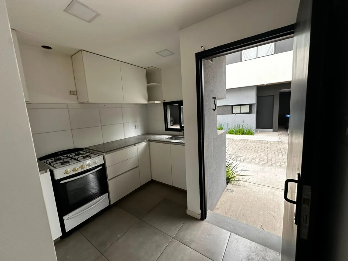 Duplex en venta los hornos 2 dormitorios cochera, foto 4