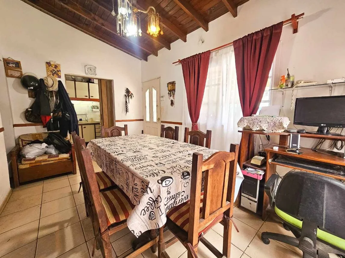 Casa de 7 ambientes en venta en Manuel Alberti, Hipólito Yrigoyen 600