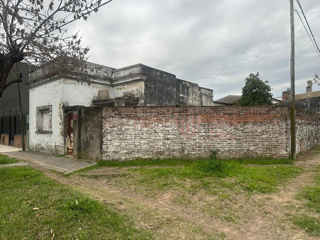 Casa a la venta con mucho potencial a refaccionar