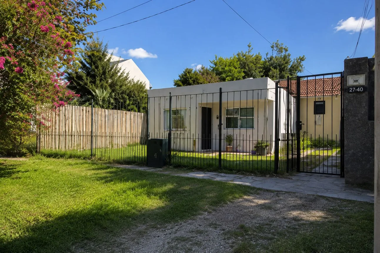 Casa de 4 ambientes en venta en Manuel B. Gonnet, 505 E/ Camino Belgrano y 23 2700