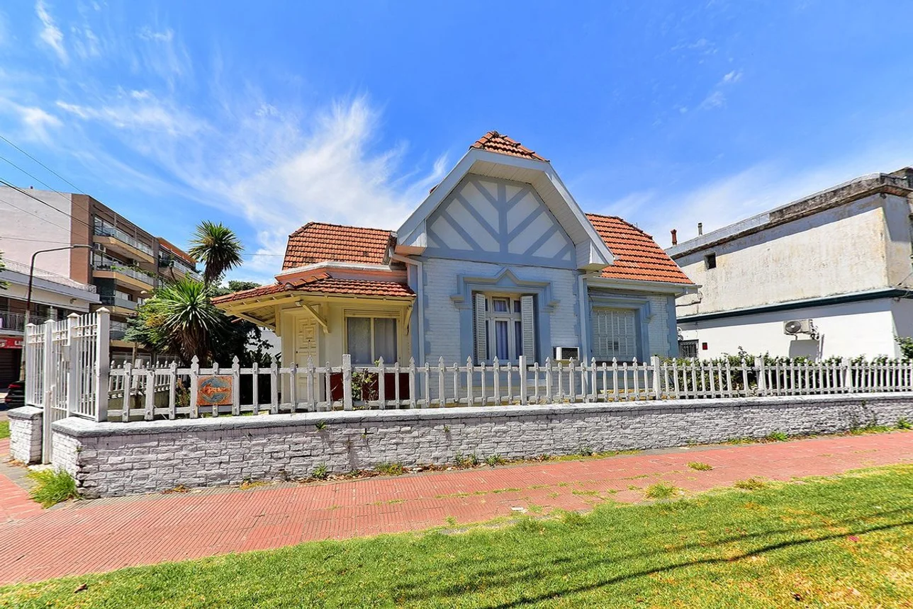 Casa de 6 ambientes en venta en Santos Lugares, Doctor A. Carbone 3700
