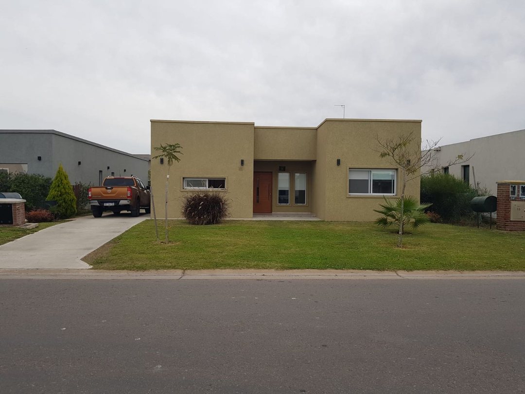 CASA EN VENTA PILAR DEL ESTE