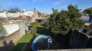 Venta casa con local, pileta y gran terreno