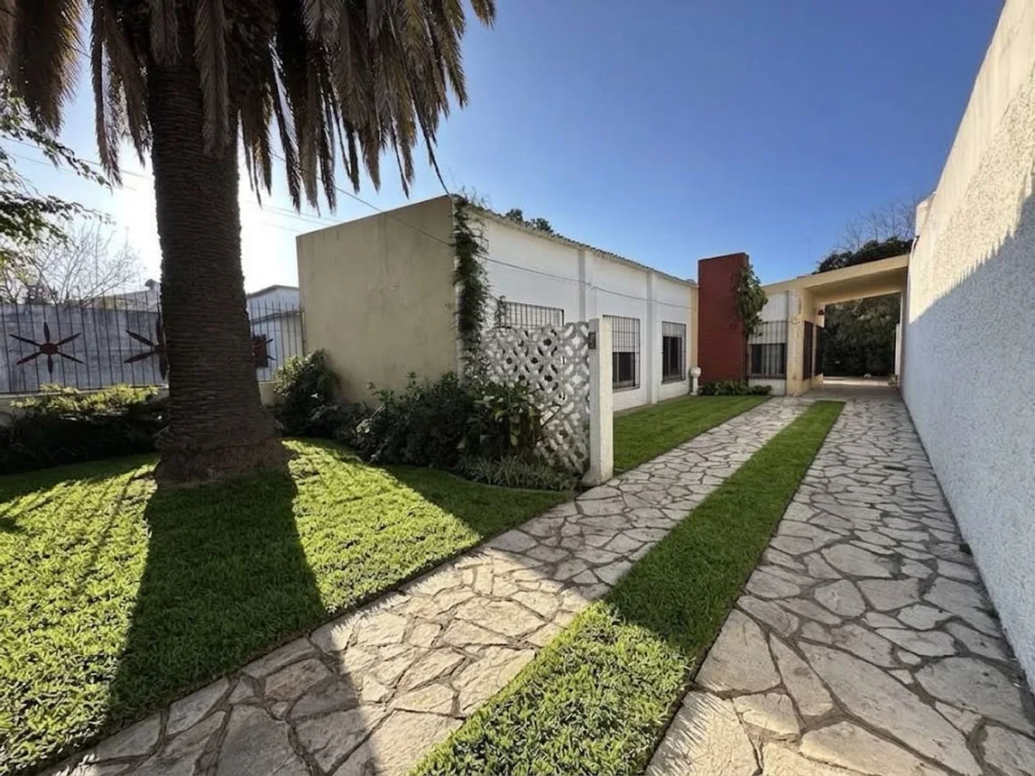 Casa de 7 ambientes en venta en Villa Tesei, Einstein 100