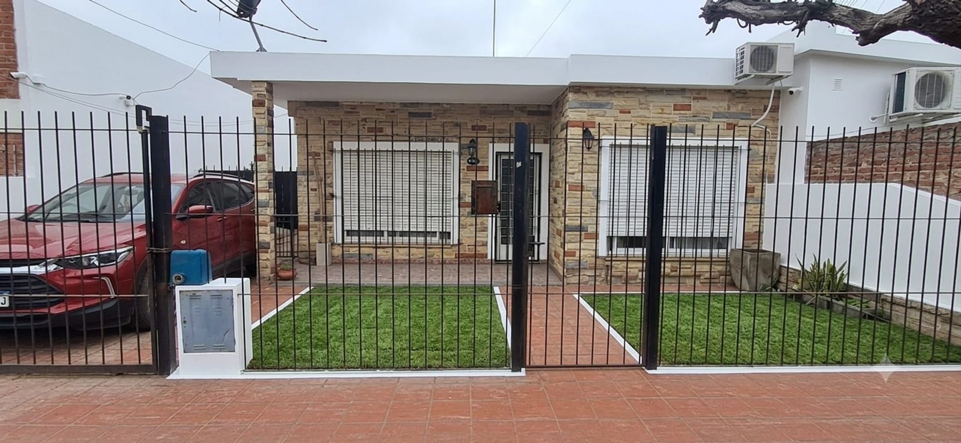 CASA 4 AMBIENTES, JARDIN, GALERIA CUBIERTA.