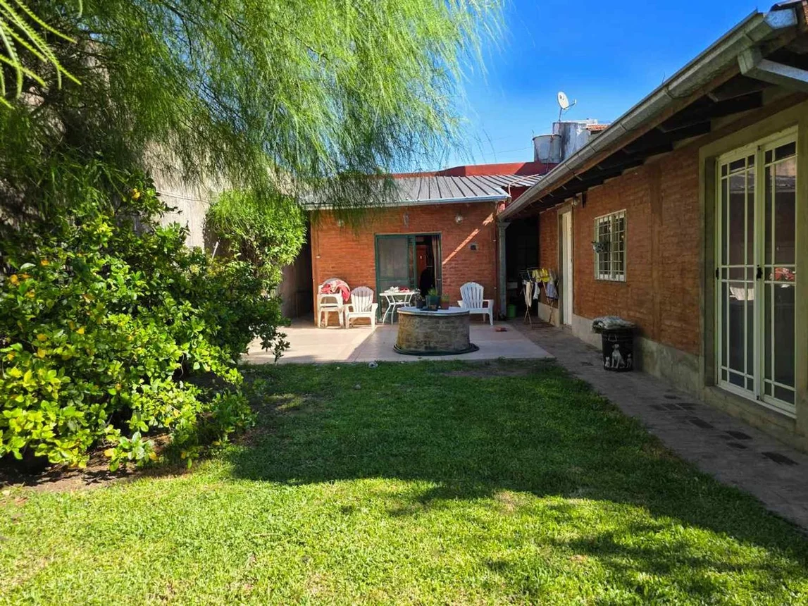 Casa de 4 ambientes en venta en Haedo, Llavallol 1600, foto 2