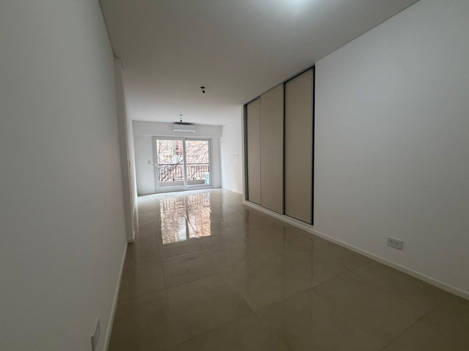 Foto 3 — VTA ESTR MONOAMB C/BALCON/ AMENIT EXC UBI S.TELMO