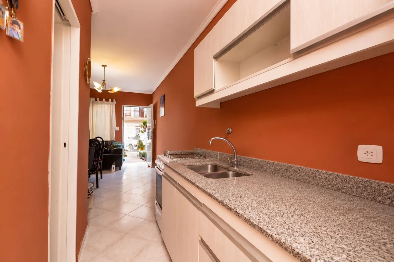 Casa dúplex de 3 ambientes en venta en Ramos Mejía, Argentina 1700, foto 2