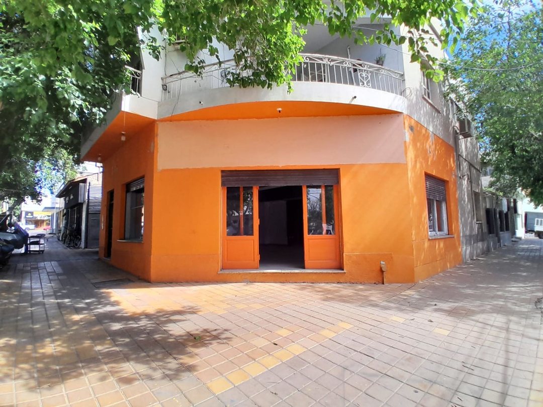 Alquiler salón comercial esquina 100m2 Capital