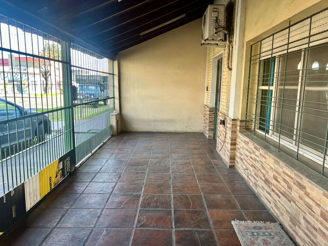 Casa de 4 ambientes en venta en Bernal Oeste, Republica del Libano 3100, foto 2